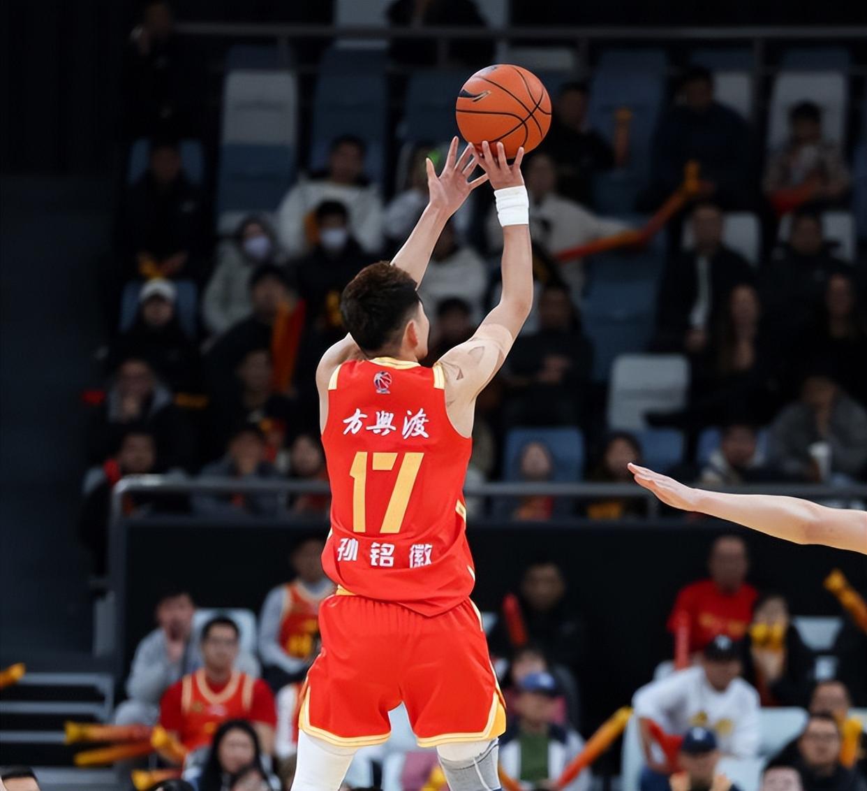 转折点阿贾克斯伤情更新，CBA季后赛今晨攻防权衡，悬念犹存，临场指挥获称赞