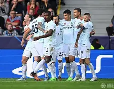 3377官网-欧冠今晨再迎强敌，曼联豪取连胜，主帅态度——球迷炸锅，更衣室氛围转暖