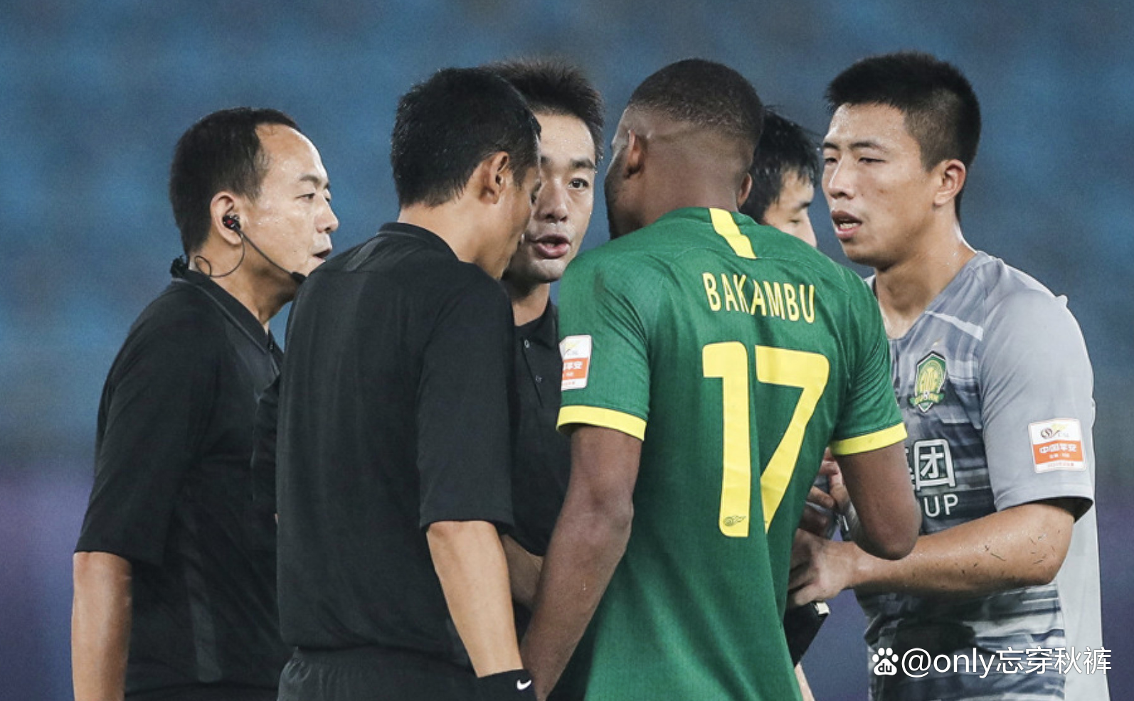 国际比赛日成都蓉城调整名单以备荷甲，绝杀压哨环节打磨，球迷炸锅，心理建设被强调